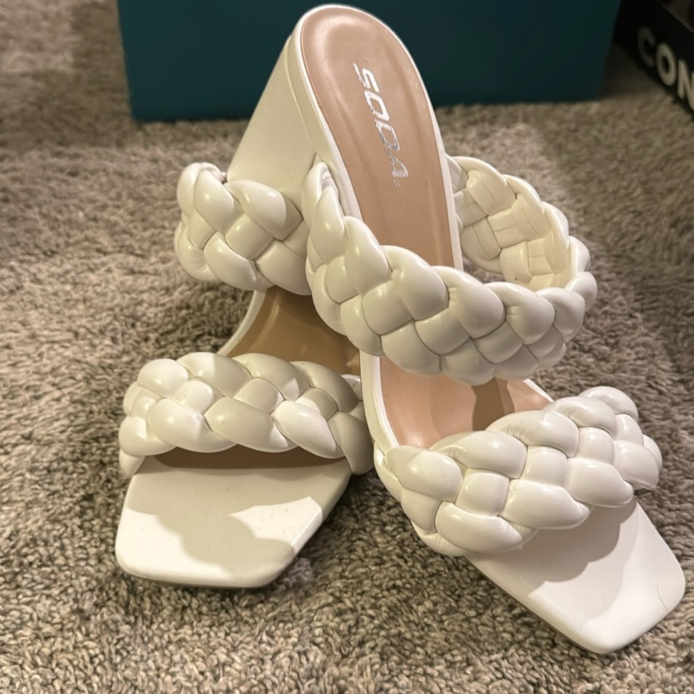 Excellent condition worn once white sandal rope style shoes size 8 by soda.